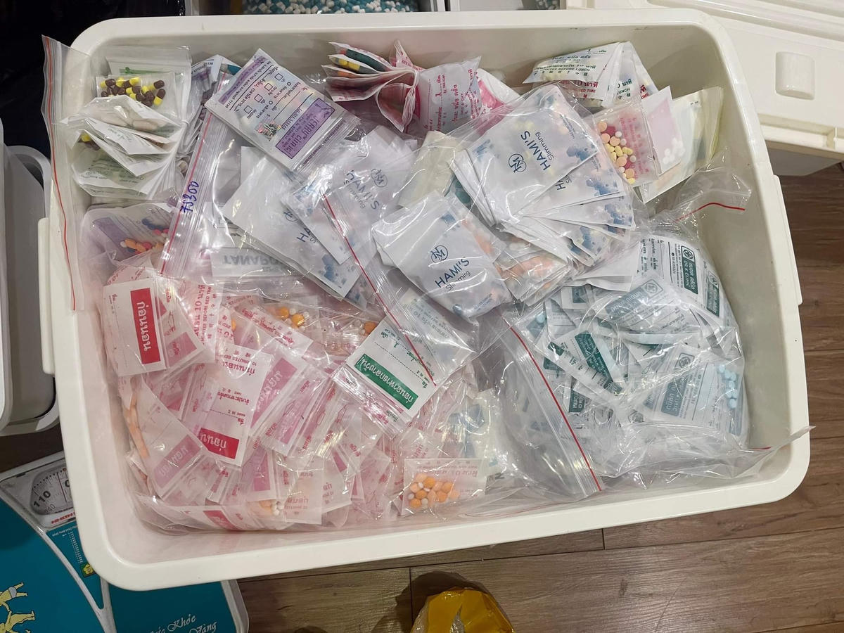 Nguyên liệu thuốc và thực phẩm chức năng bị lực lượng chức năng phát hiện.