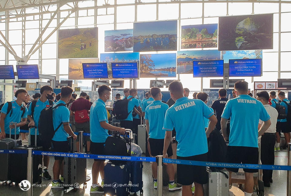 Đội tuyển U23 Việt Nam làm thủ tục cho chuyến bay từ Hà Nội tới Bangkok. Ảnh: VFF.