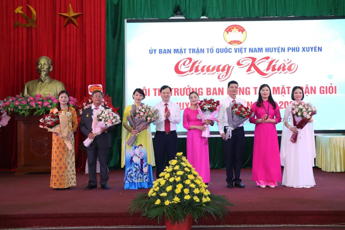 Chị Hoàng Thị Dịu Minh (người ngoài cùng bên phải) giải Nhất tại hội thi Trưởng ban Công tác Mặt trận giỏi huyện Phú Xuyên.