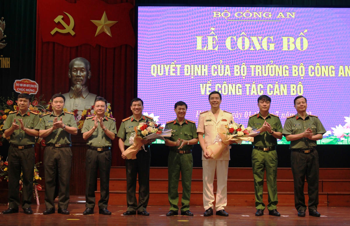 Ban Giám đốc Công an tỉnh Hà Tĩnh tặng hoa chúc mừng tân Giám đốc.