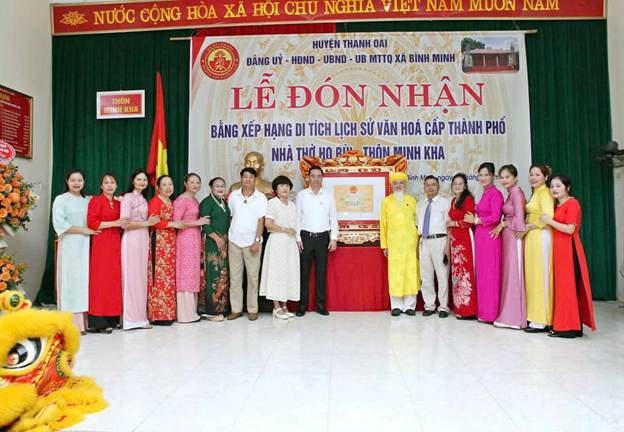 Nhà thờ họ Bùi thôn Minh Kha đón nhận Bằng di tích cấp thành phố là sự kiện vinh dự của cả gia tộc. Ảnh: Thanh Bình.