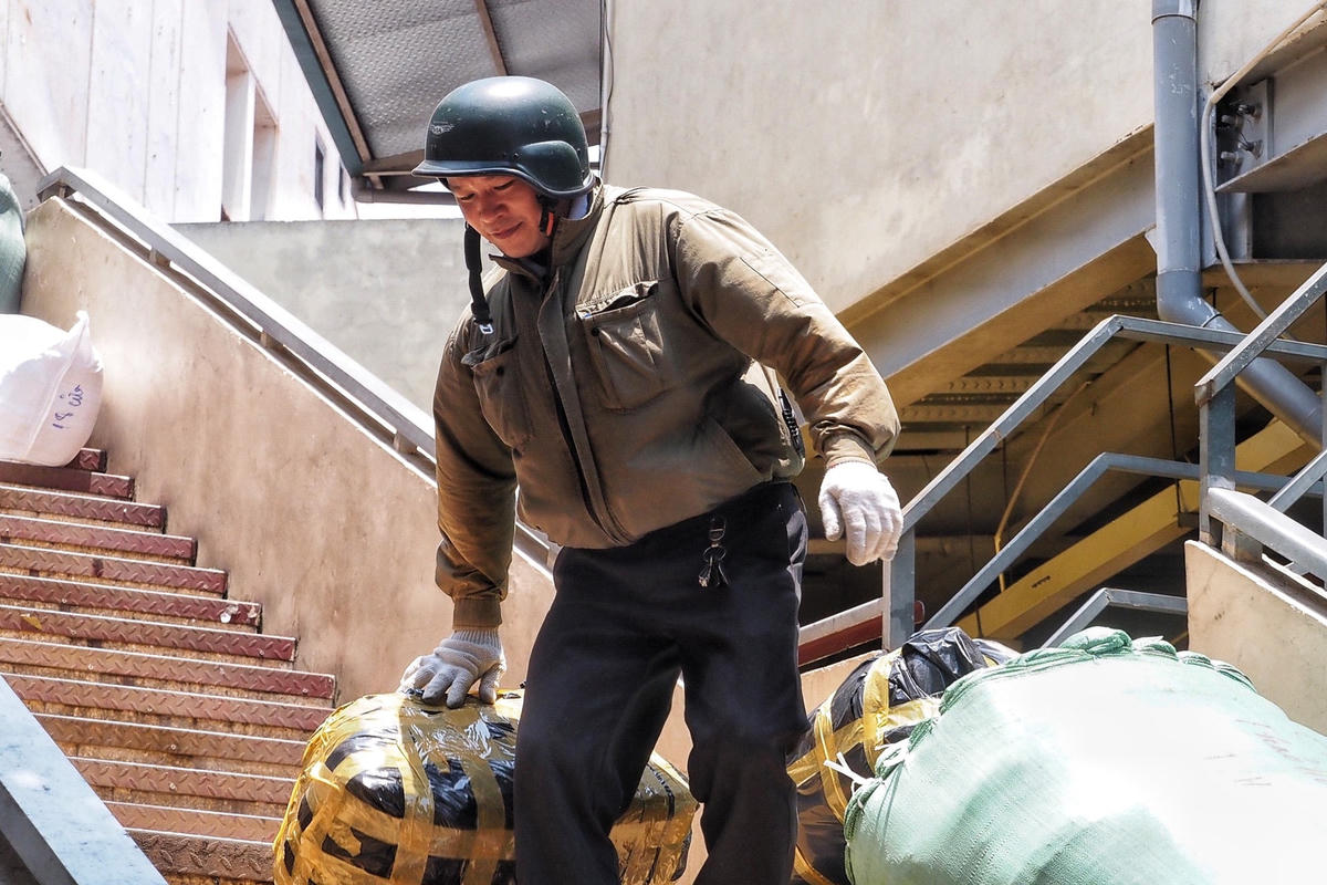 Để đỡ nóng, một số người dân đã trang bị chiếc áo có quạt gió nằm ở phía trong.