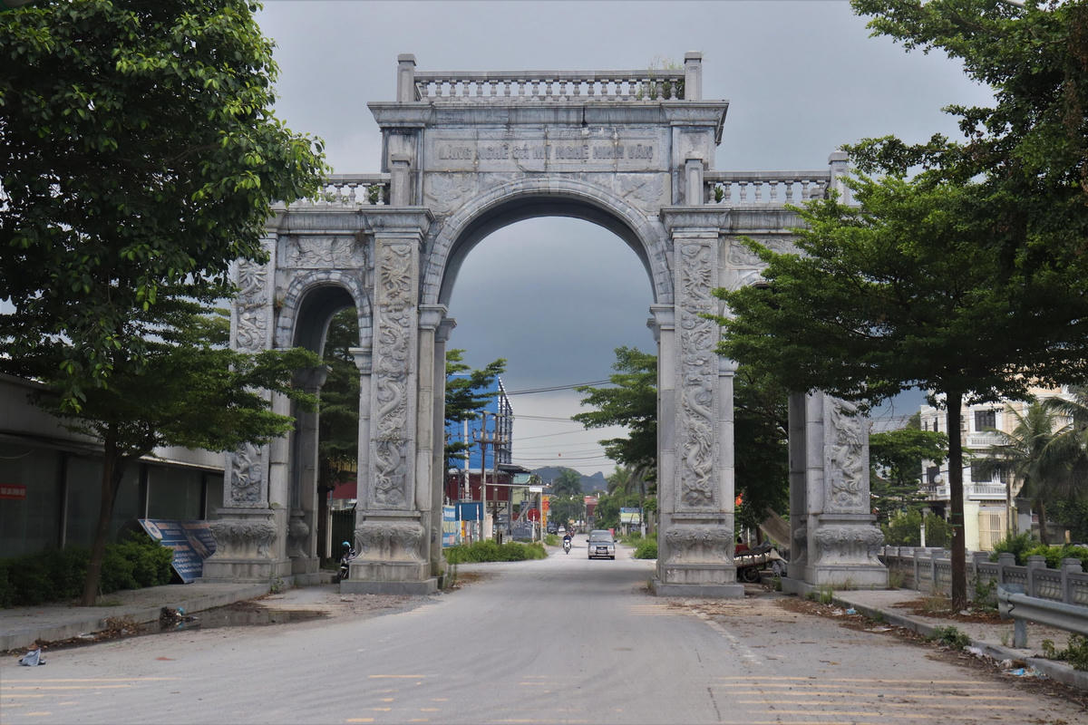 Làng nghề chạm khắc đá Ninh Vân (Ninh Bình).