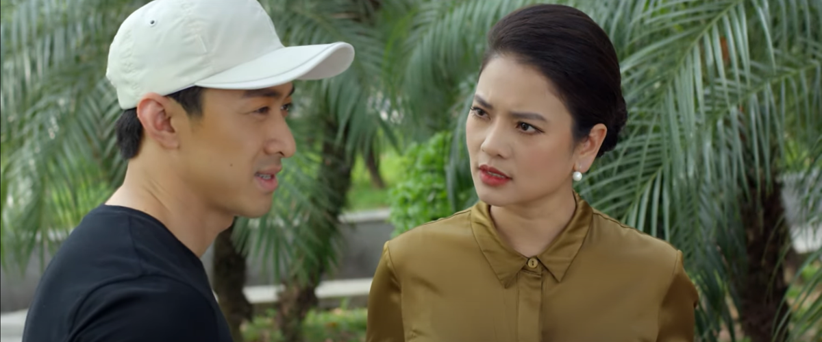Gã trai trẻ hẹn Lam ra công viên lấy tiền theo như thỏa thuận. Lam đe dọa hắn đừng hòng mà giở thêm trò gì với cô.