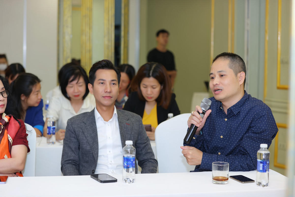 Quán quân Sao Mai 2007 Lê Anh Dũng và nhạc sĩ Sơn Thạch nhận xét về đàn em Minh Ngọc. 