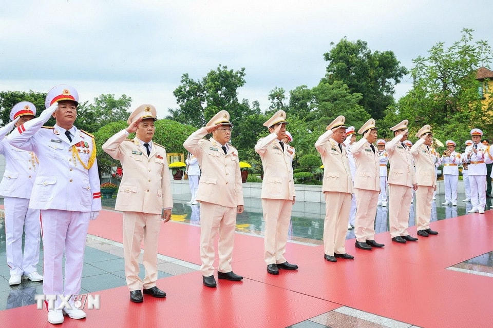 Đoàn đại biểu Đảng uỷ Công an Trung ương, Bộ Công an dâng hương, tưởng niệm các Anh hùng liệt sỹ tại Đài Tưởng niệm các Anh hùng liệt sỹ trên đường Bắc Sơn. (Ảnh: Tuấn Anh/TTXVN)