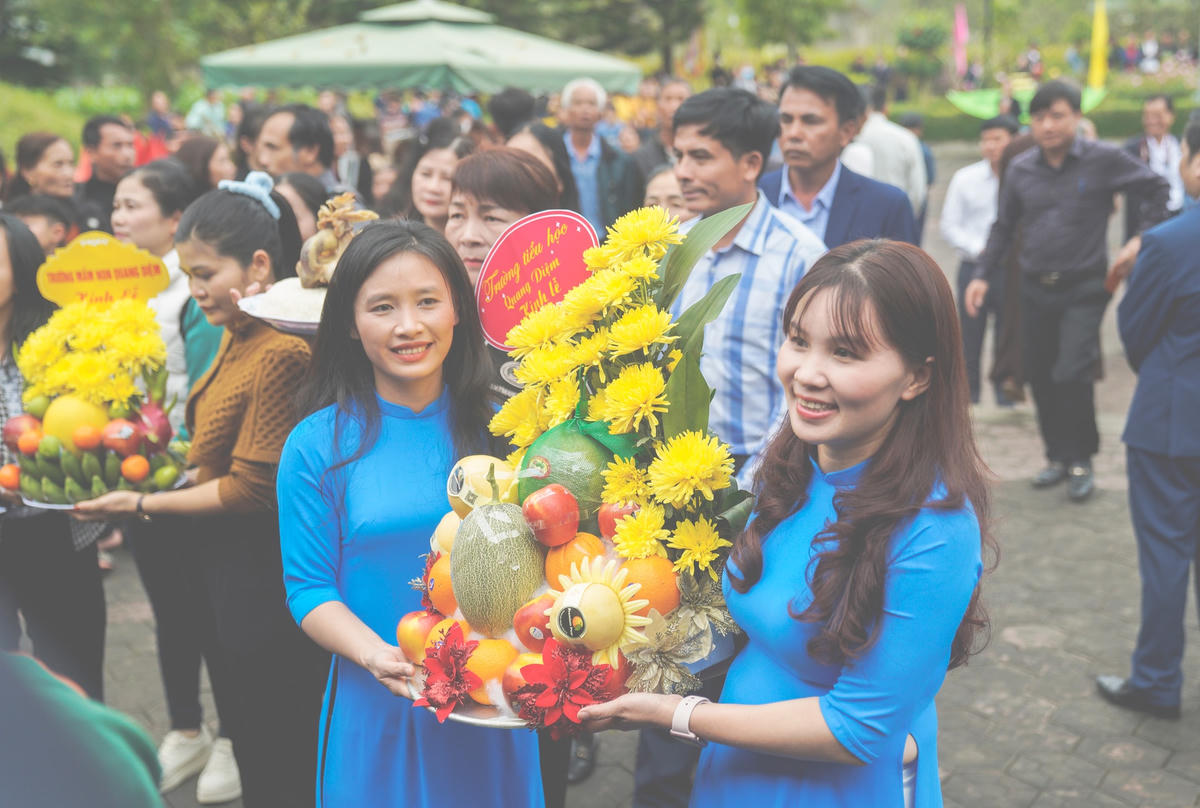 Sau lễ rước, người dân cùng du khách tổ chức dâng lễ tế Hải Thượng Lãn Ông nhân kỷ niệm 232 năm Ngày mất Đại danh y Lê Hữu Trác.