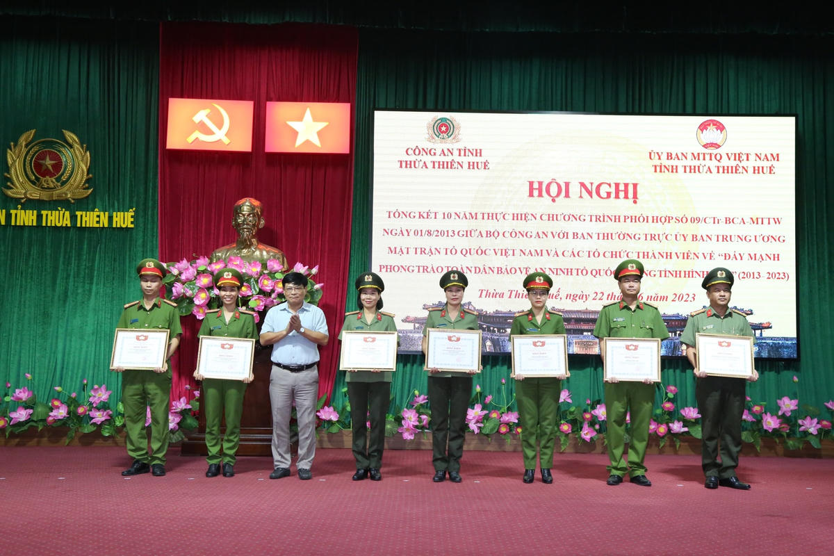 Ông Nguyễn Nam Tiến, Chủ  tịch Uỷ ban MTTQ Việt Nam tỉnh Thừa Thiên - Huế tặng bằng khen cho các tập thể, cá nhân có thành tích xuất sắc trong thực hiện Chương trình phối hợp 09.