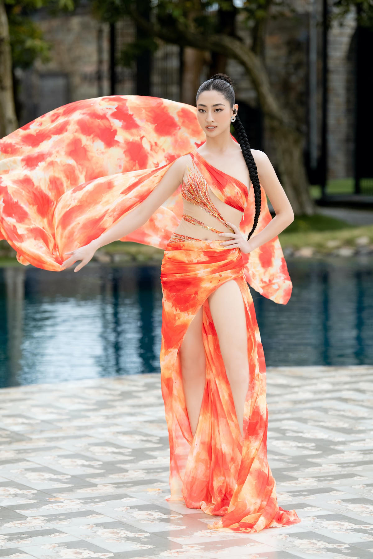 Hoa hậu Lương Thùy Linh - gương mặt thân quen của Miss Grand Vietnam 2022 cũng góp mặt trong phần thi lần này với vai trò MC. Diện layout “chặt chém” không kém thí sinh, nhan sắc và kỹ năng dẫn dắt chương trình của Lương Thùy Linh khiến khán giả trầm trồ thán phục. 
