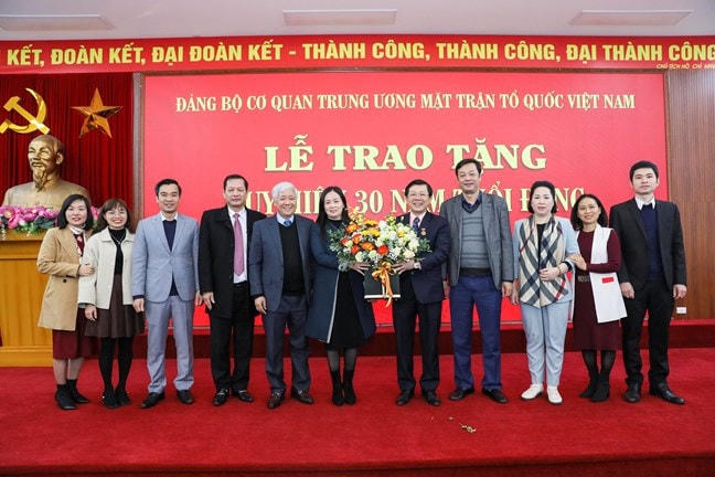 Trao tặng Huy hiệu 30 năm tuổi Đảng cho Phó Chủ tịch Nguyễn Hữu Dũng