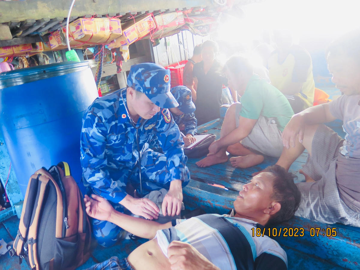 Lực lượng chức năng sơ cứu ngư dân gặp nạn trên biển.
