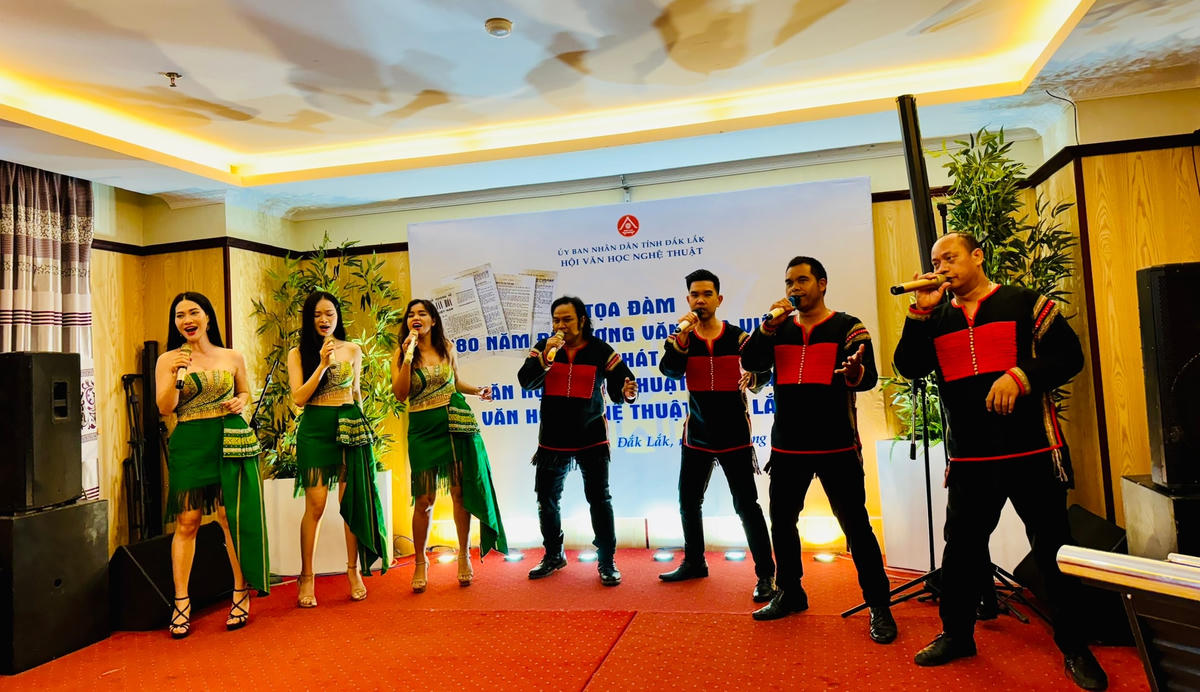 Tiết mục văn nghệ đặc sắc tại buổi tọa đàm.