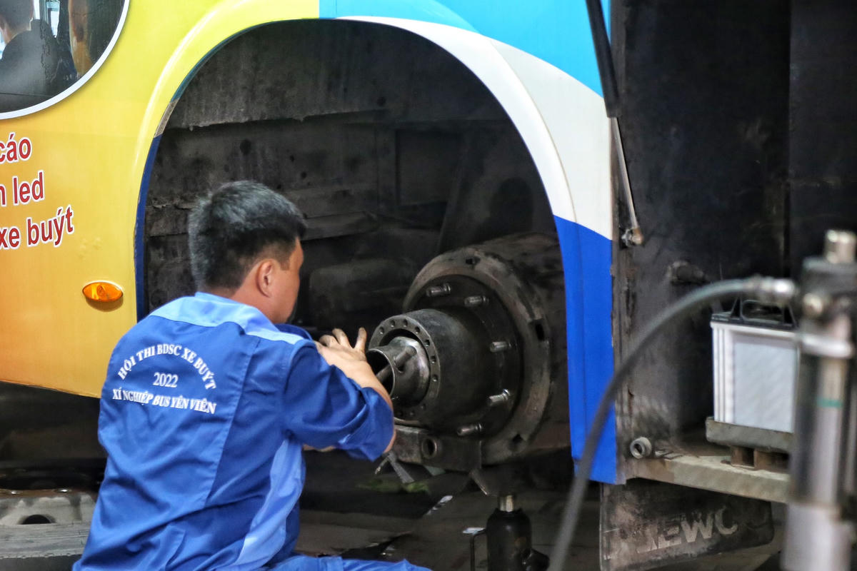 Sau công đoạn kiểm tra, sửa chữa các thiết bị đã xuống cấp, các đội thi nhanh chóng lắp ráp để chuyển sang phần thi kiểm tra phanh.