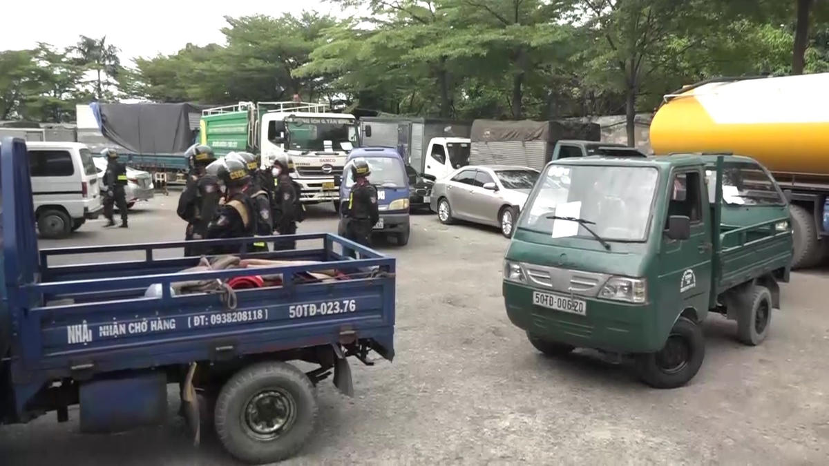 Nhiều phương tiện xe cơ giới phải xếp hàng chờ đợi do Trung tâm Đăng kiểm quá tải hoặc bị tạm ngừng hoạt động do sai phạm.