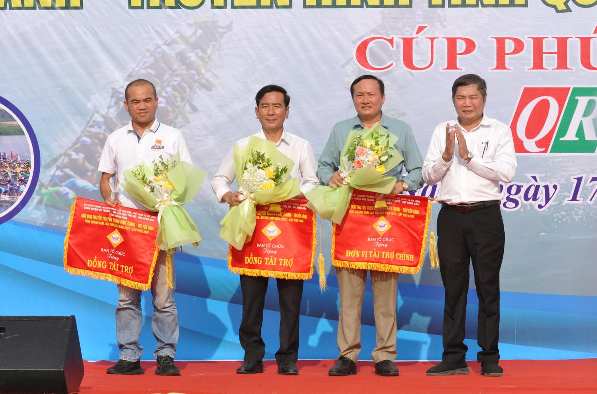 Lãnh đạo tỉnh Quảng Nam tặng cờ lưu niệm cho các nhà tài trợ của giải.