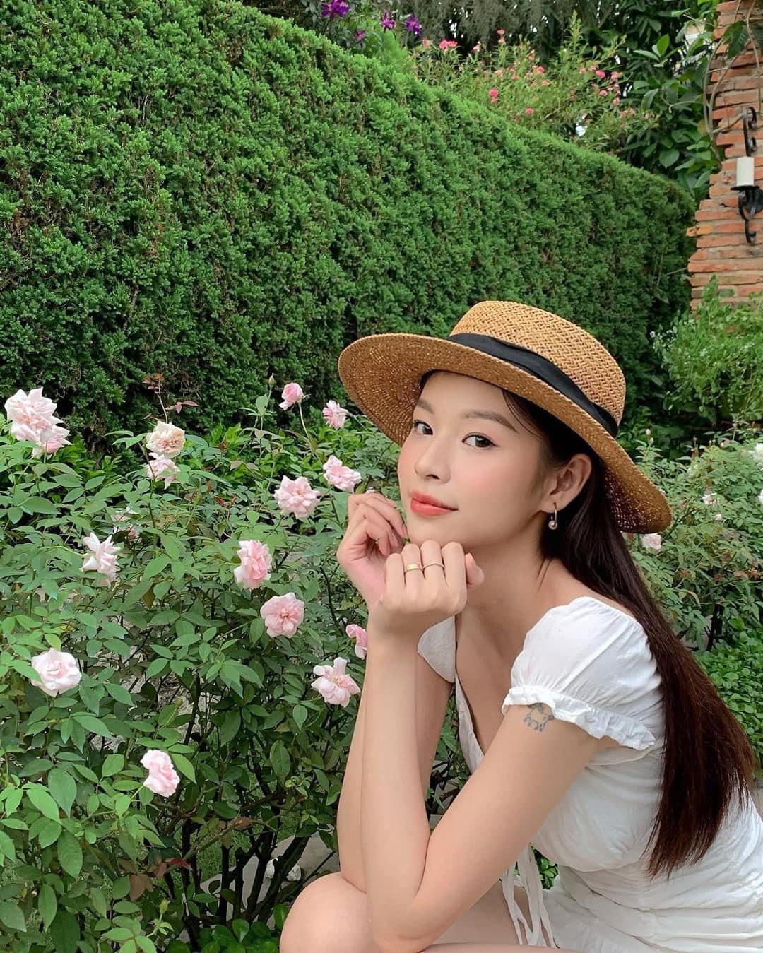 Thực tế, Phí Phương Anh và một số nghệ sĩ ngày nay bất chấp đổi lòng tự trọng của chính mình chỉ vì doanh thu, lợi nhuận trước mắt.