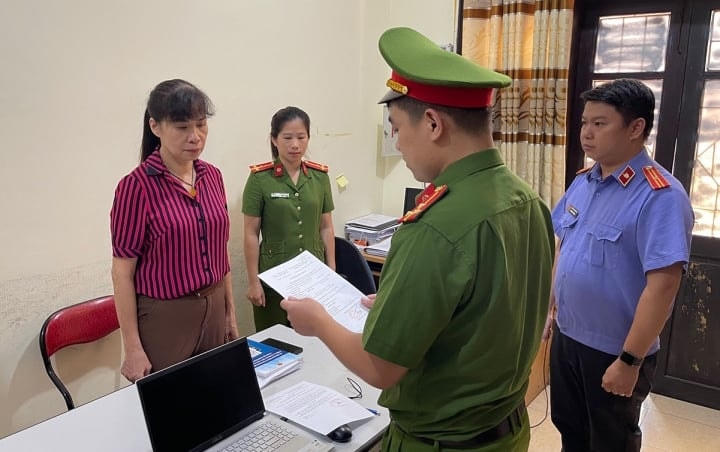 Cơ quan chức năng tống đạt quyết định khởi tố bị can với bà Nông Thị Nghiệp - Bí thư Đảng uỷ, Chủ tịch UBND phường Duyệt Trung. (Ảnh: Công an tỉnh Cao Bằng).