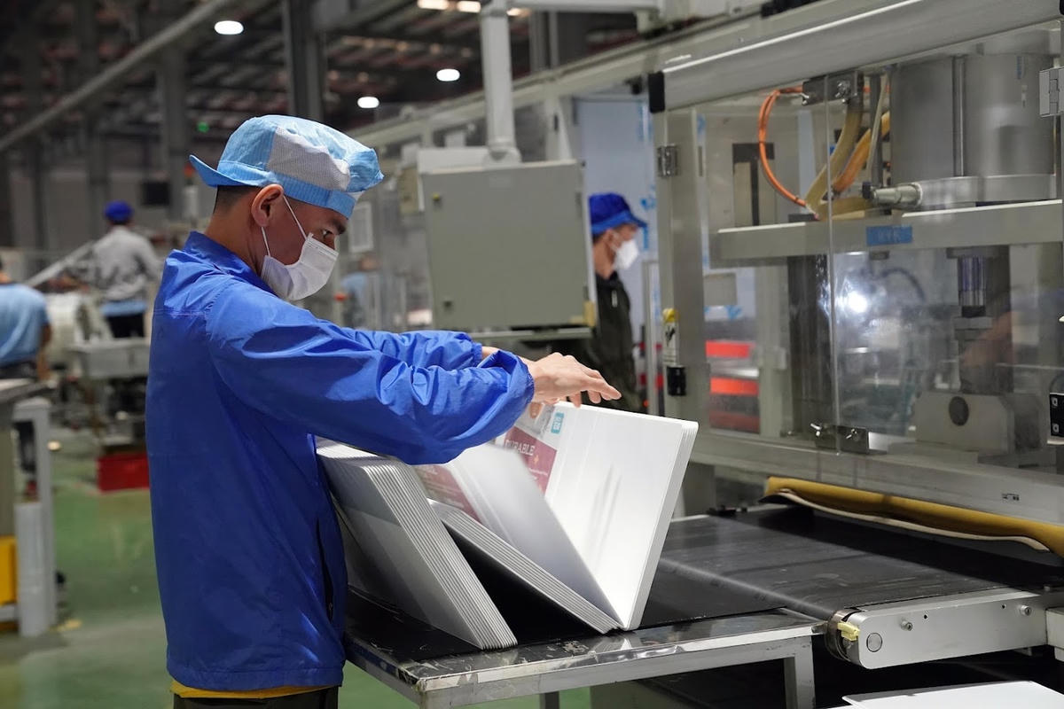 Các doanh nghiệp nỗ lực vào guồng để phục hồi sản xuất kinh doanh. Ảnh: Quang Vinh