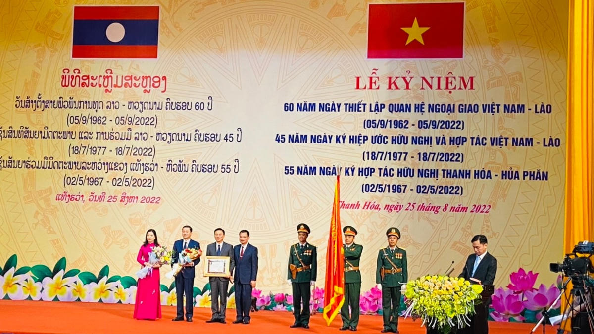 Thừa ủy quyền của Chủ tịch nước CHDCND Lào, ông Văn Xay Pheng Xum Ma, Bí thư Tỉnh ủy, Tỉnh trưởng tỉnh Hủa Phăn trao Huân chương Phát triển hạng Nhất của Chủ tịch nước CHDCND Lào cho tỉnh Thanh Hóa.