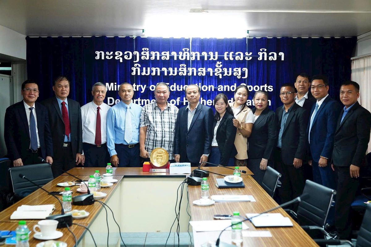 Lãnh đạo Vụ Giáo dục Đại học, Bộ Giáo dục và Thể thao Lào chụp ảnh lưu niệm với Đoàn công tác của Trường Đại học Tài chính-Ngân hàng Hà Nội (FBU). Ảnh: NTCC.