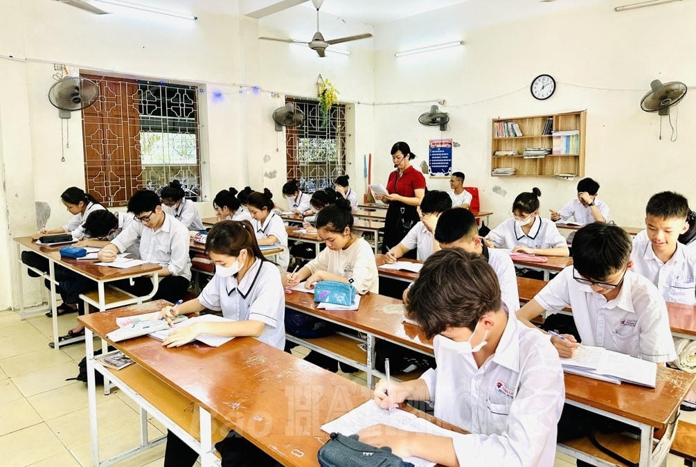 Cô, trò trường THCS Tràng Cát (quận Hải An) ôn luyện cho kỳ thi lớp 10 công lập năm học 2023 - 2024. Ảnh: Báo Hải Phòng.