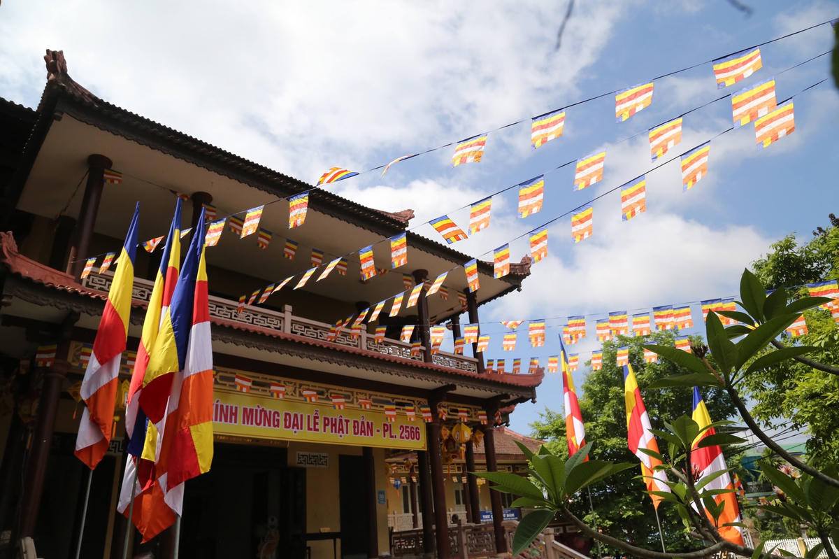 Chùa Từ Đàm được trang hoàng nhiều cờ đèn.