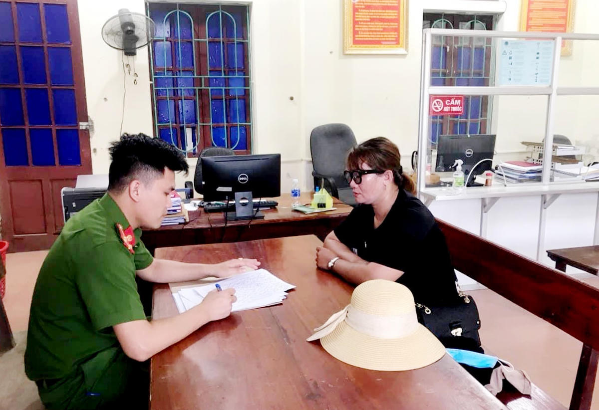 Trần Thị Tuyết tại cơ quan công an.