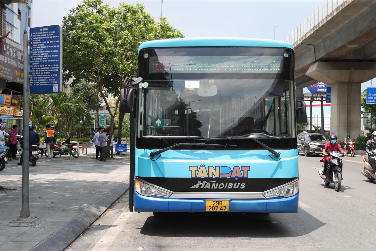 Chiếc xe buýt dừng, đỗ đón trả khách bị hai chiếc xe buýt phía sau đâm vào phần đuôi xe.