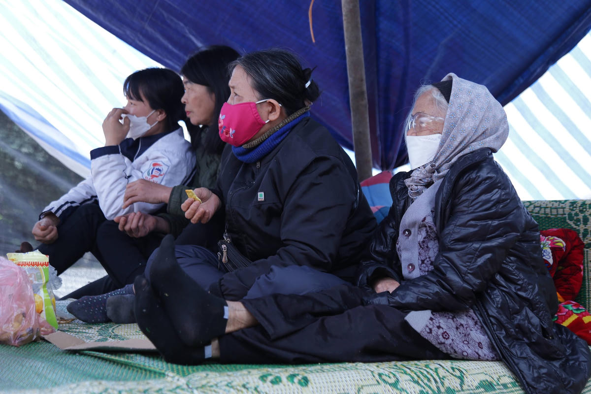 Bà Nguyễn Thị Nam, Trưởng phòng Tài nguyên và Môi trường huyện Ba Vì, Hà Nội cho biết, chính quyền địa phương đã nhiều lần đối thoại với nhân dân và khuyên bà con về nhà nhưng tình trạng này vẫn diễn ra.