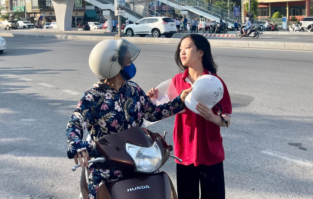 "Bình tĩnh, tự tin con nhé!", một phụ huynh dặn dò con trước khi bước qua cánh cửa vào điểm thi.