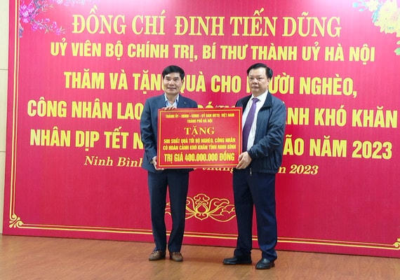 Ông Đinh Tiến Dũng, Bí thư Thành ủy Hà Nội trao tặng biểu trưng các phần quà của thành phố cho tỉnh Ninh Bình.