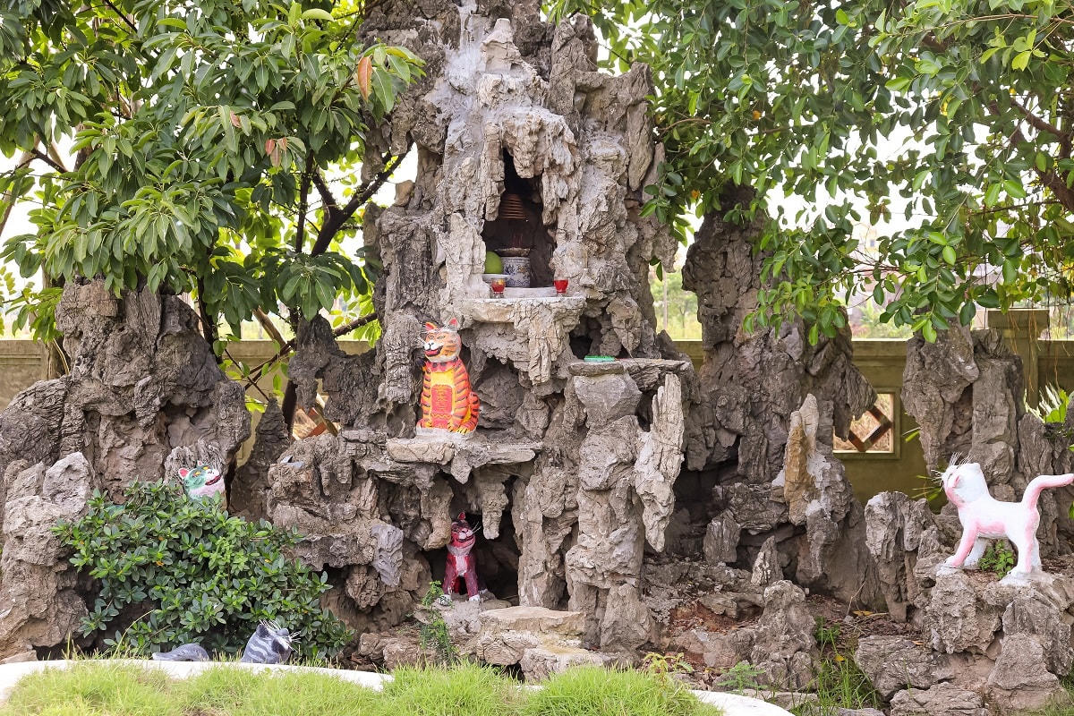 Hai bên miếu là các Am thờ, thờ Ngũ hổ, Bà Thủy - Bà Hỏa và  Bà Cửu trùng.