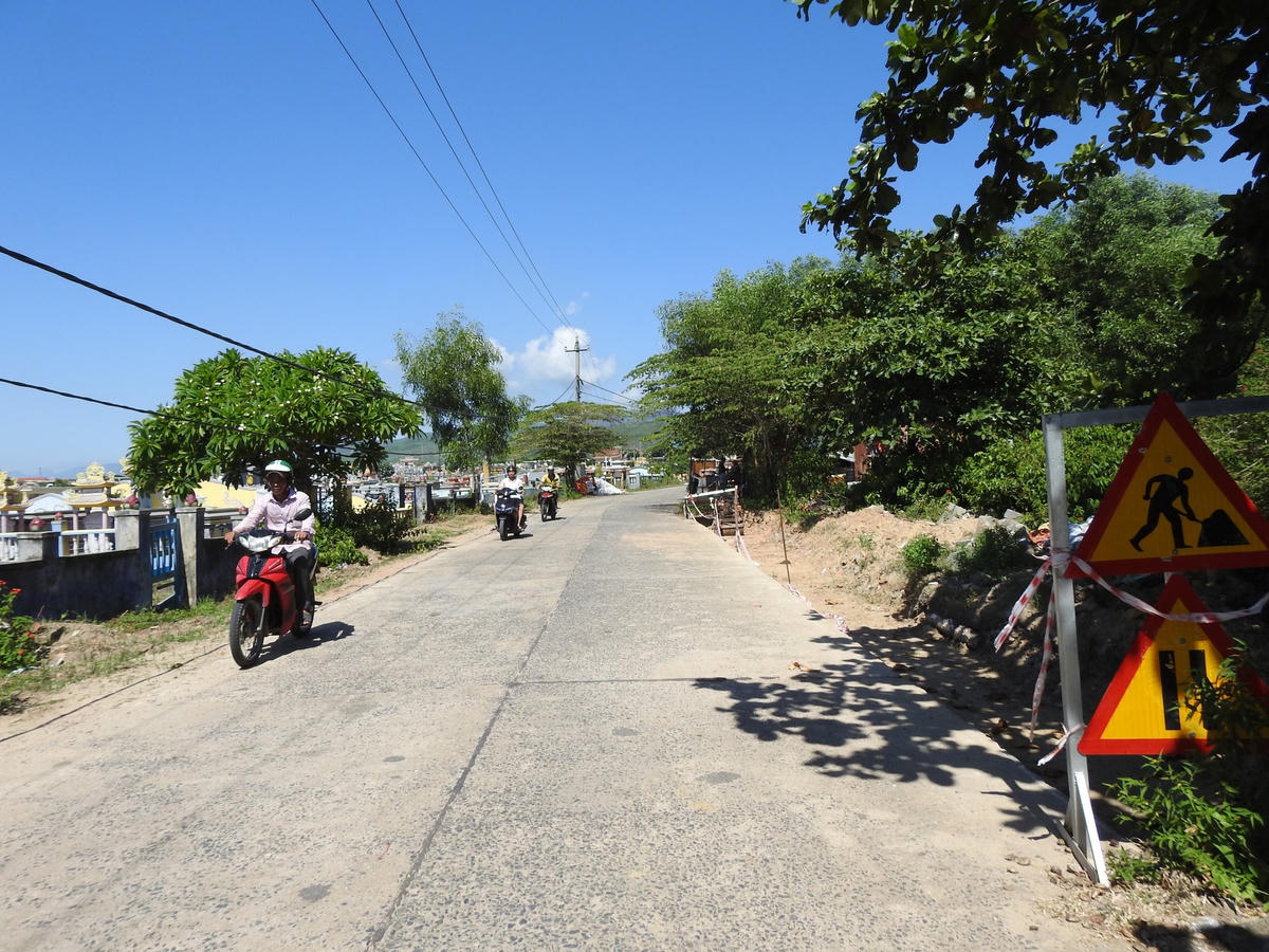 Đường bê tông nối QL14B với Nghĩa trang liệt sỹ TP Đà Nẵng và Nghĩa trủng Phước Ninh trên địa bàn xã Hòa Khương sẽ mở rộng nhờ sự đồng thuận hiến đất của các hộ dân. Ảnh: Thanh Tùng.