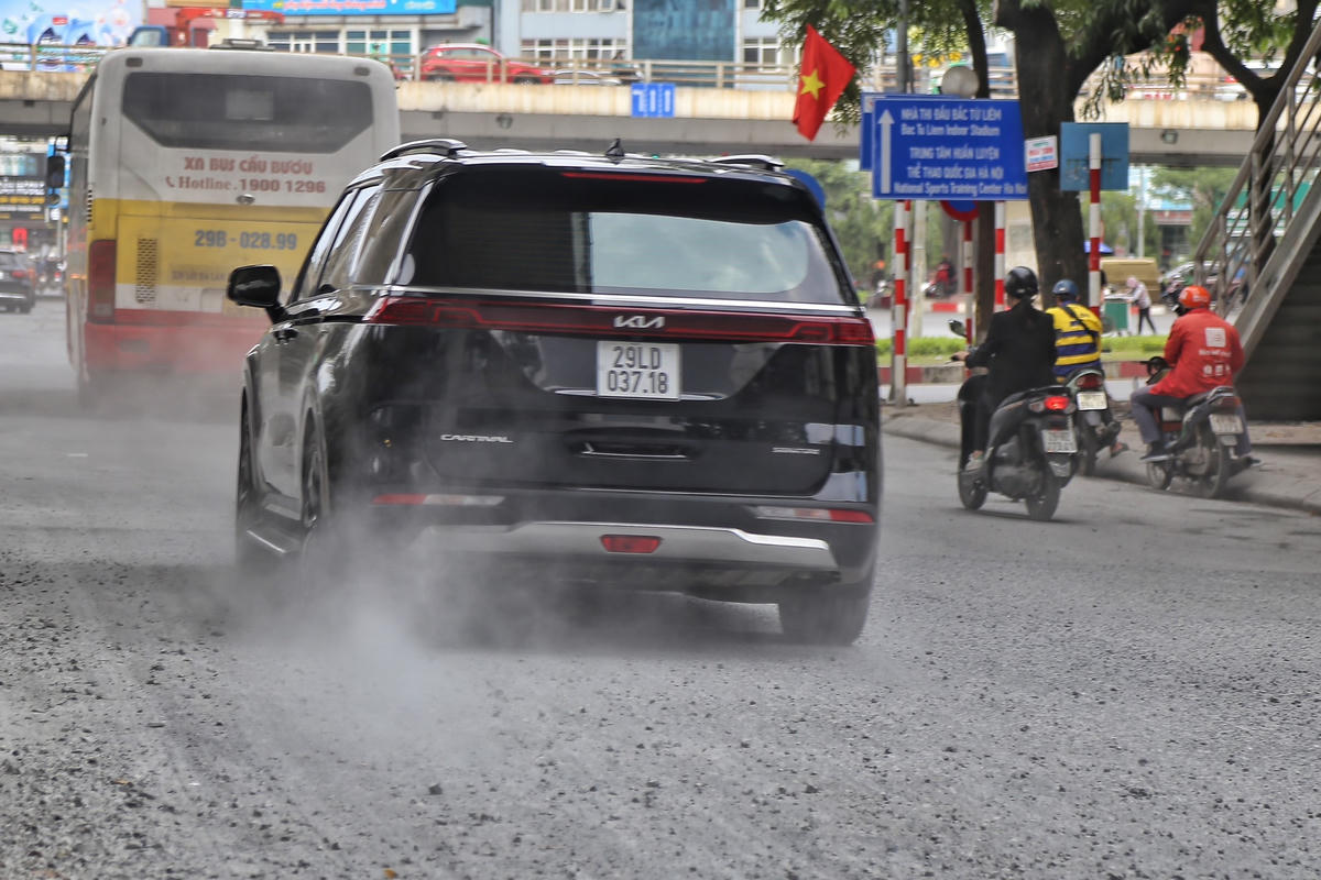 Trong quá trình thi công hợp phần 1 của dự án, nhà thầu gặp nhiều khó khăn do phải thi công trong điều kiện phương tiện lưu thông đông đúc, thời tiết không thuận lợi gây nên tình trạng khói, bụi mù mịt khiến nhiều người dân bức xúc.