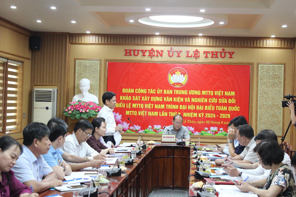 Bí thư Huyện ủy Lệ Thủy phát biểu tại buổi khảo sát.