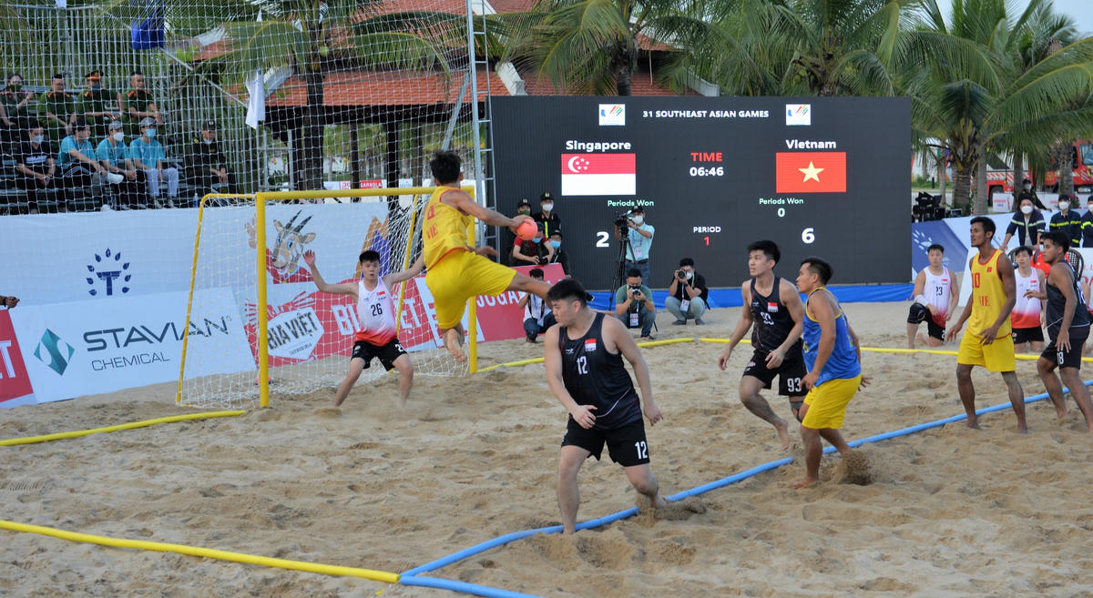 Ngay khi trận đấu vừa bắt đầu, tuyển bóng ném Việt Nam đã thi đấu áp đảo đội bạn và giành chiến thắng 1-0 sau khi kết thúc hiệp 1.