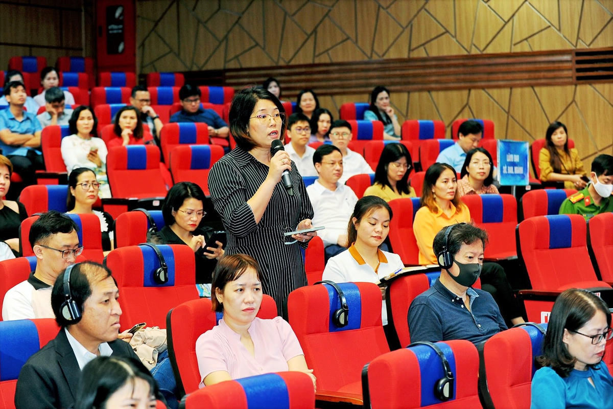 Doanh nghiệp FDI nêu ý kiến cần giải đáp tại hội nghị.