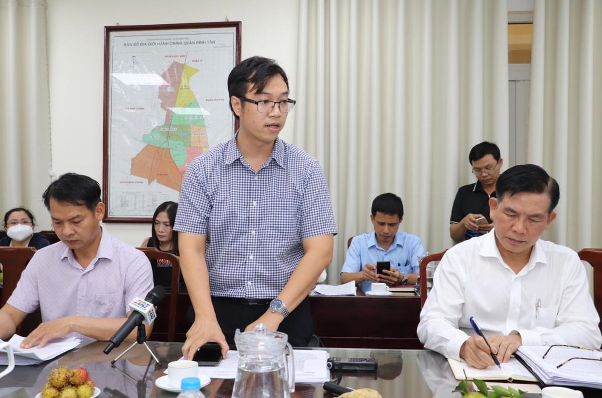Ông Vũ Chí Kiên báo cáo với đoàn giám sát về dự án.