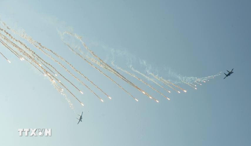 Màn trình diễn phun bẫy nhiệt của máy bay tiêm kích Su-30MK2 trên bầu trời Thành phố Hồ Chí Minh. (Ảnh: TTXVN)