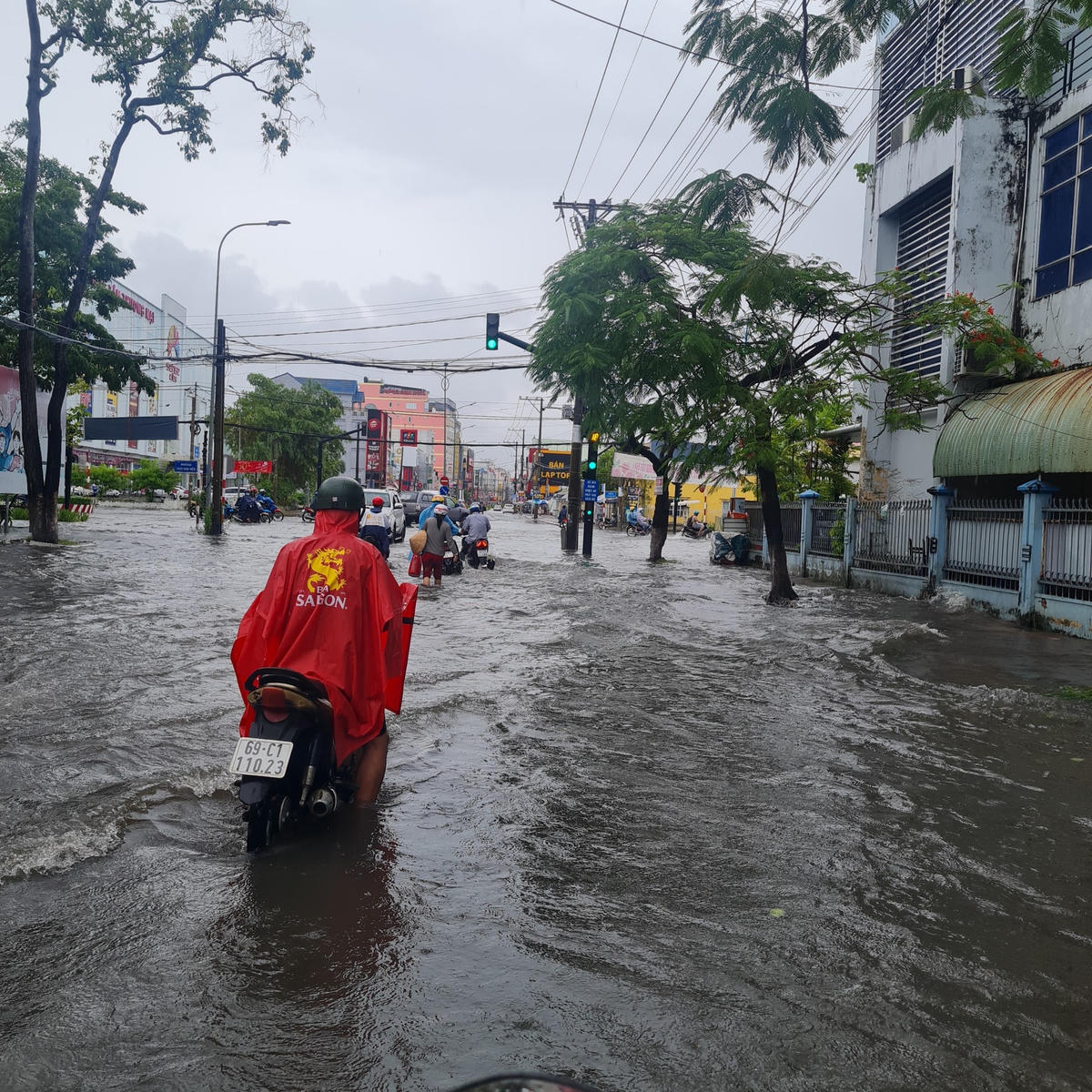Mưa lớn kéo dài khiến cho việc đi chuyển của người dân gặp khó khăn.