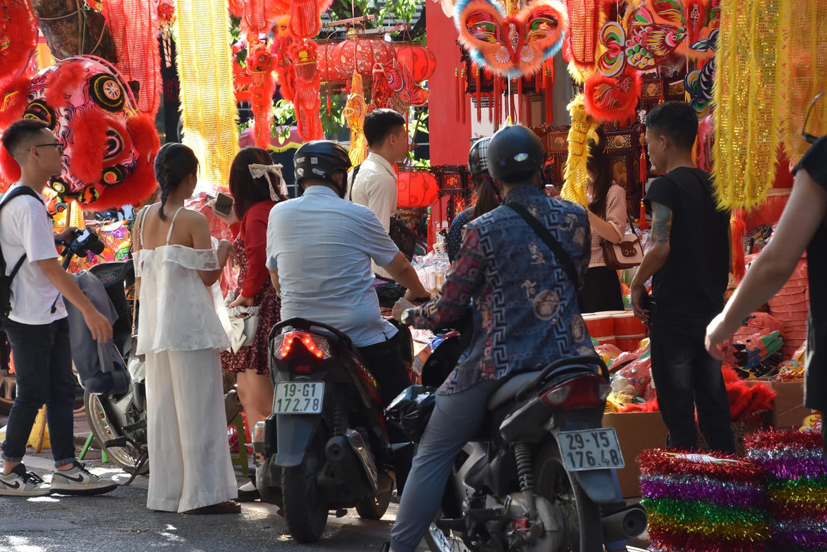 Bên cạnh các khách hàng mua lẻ, nhiều chủ cơ sở kinh doanh cũng tất bật đóng hàng bán buôn để chuyển đi nơi khác.