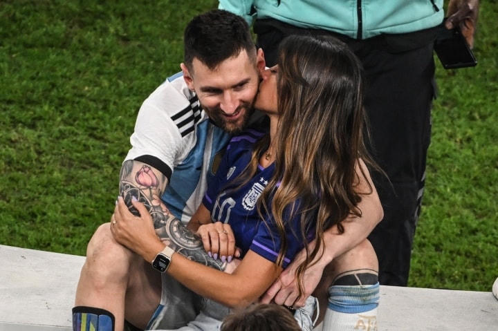 Messi tình tứ bên vợ sau khi giành chức vô địch World Cup 2022.