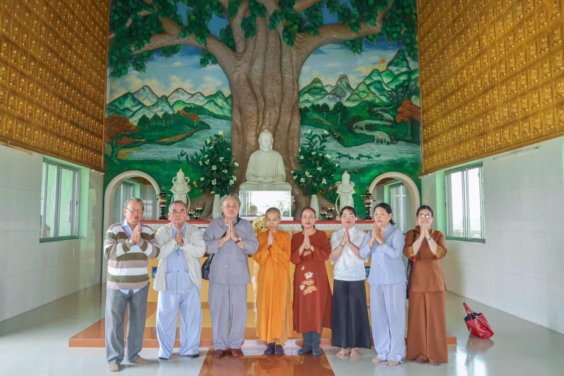 Chánh điện chùa Kiều đàm di, Tỳ xá ly, tác giả và sư cô Như Hiếu.