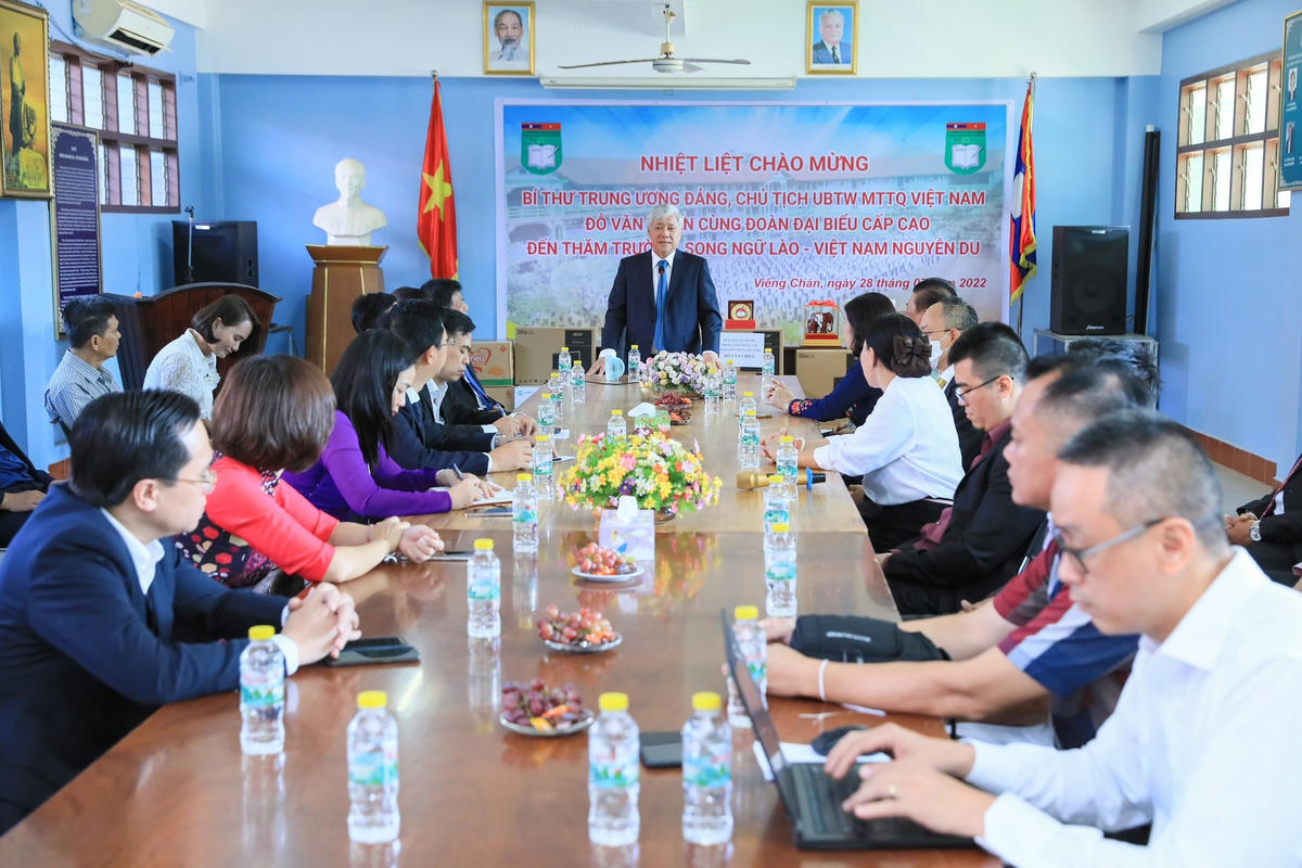 Chủ tịch Đỗ Văn Chiến thăm, tặng quà Trường song ngữ Lào - Việt Nam Nguyễn Du