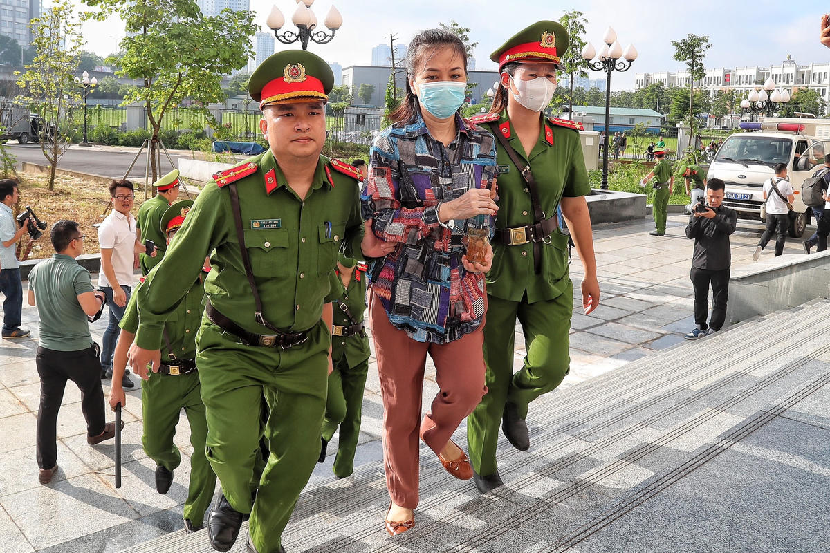 Theo quyết định đưa vụ án ra xét xử, 54 bị cáo, những người này bị truy tố về 5 tội danh khác nhau. Trong đó, 21 người nhận hối lộ; 23 người đưa hối lộ; 4 người môi giới hối lộ; 4 người lợi dụng chức vụ, quyền hạn trong thi hành công vụ; 2 người lừa đảo chiếm đoạt tài sản.