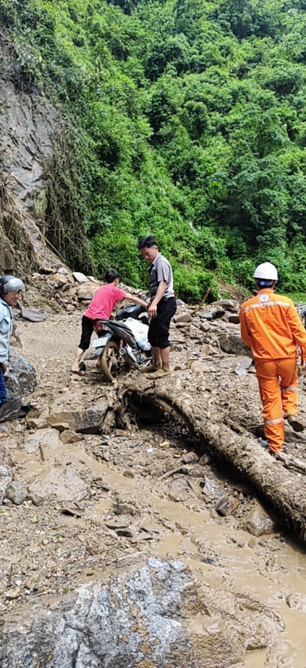 Sạt lở đất đá tại Sơn La cản trở khó khăn cho việc khắc phục sự cố.