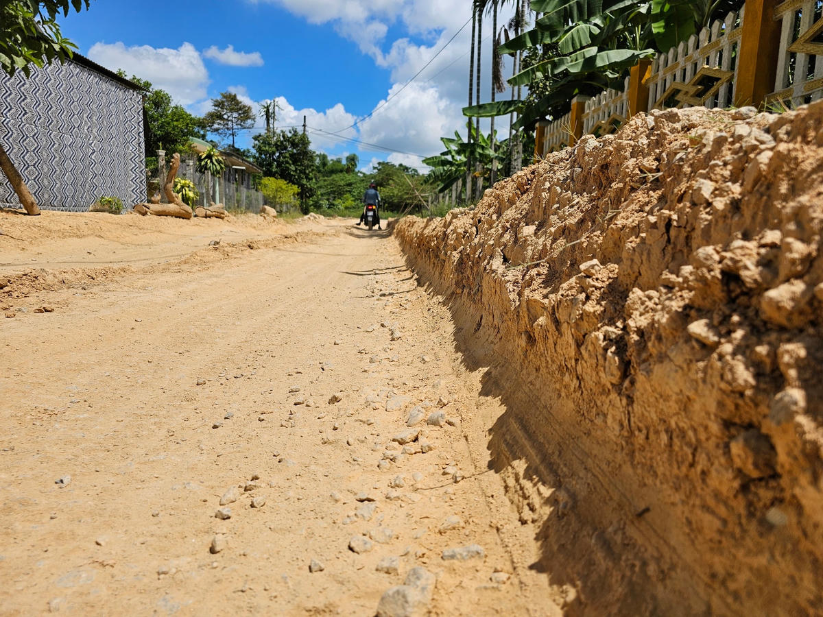 Theo đó, đoạn từ cầu Gò Bối đến Quốc lộ 49A đang trong tình trạng thi công dang dở. Việc các phương tiện lưu thông qua lại nhiều khiến mặt đường chỉ mới được đổ đất nền bị lún sâu, bụi bay mù mịt, làm cho những người tham gia giao thông khi đi quan tuyến đường này gặp nhiều khó khăn.