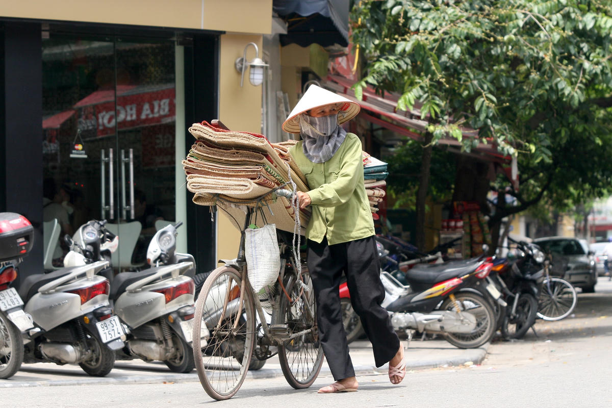 Do ảnh hưởng của dịch Covid-19, nhiều người tiếp tục lâm vào tình cảnh “tái nghèo”. Ảnh: Quang Vinh.