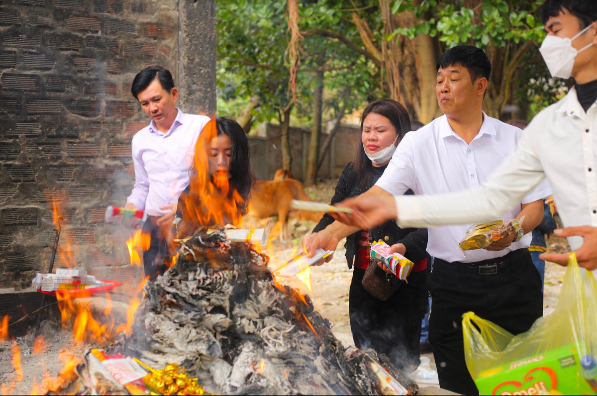 Dịp đầu năm, nhiều người dân dâng lễ vật, thắp nhang, hóa tiền vàng khiến khuôn viên Đền khói hương bay nghi ngút, tạo nên một khung cảnh linh thiêng, ấm áp ngày đầu năm mới.