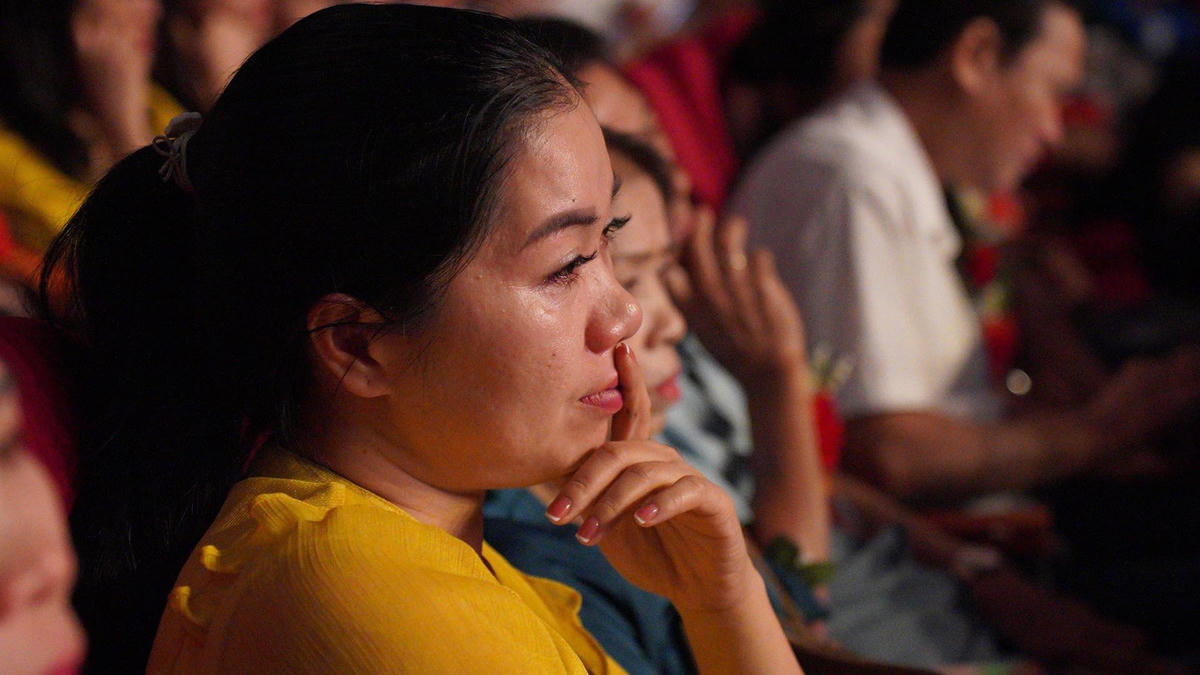 Nhiều khán giả đã không cầm được nước mắt.